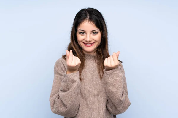 Junge Brünette Frau Trägt Einen Pullover Über Isoliertem Blauen Hintergrund — Stockfoto