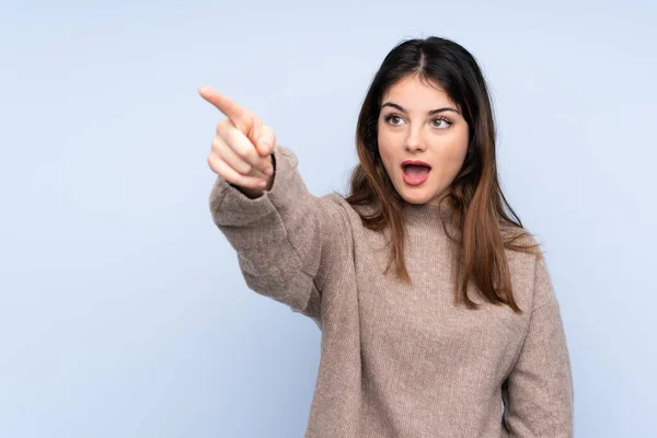 Joven Morena Vistiendo Suéter Sobre Fondo Azul Aislado Apuntando —  Fotos de Stock