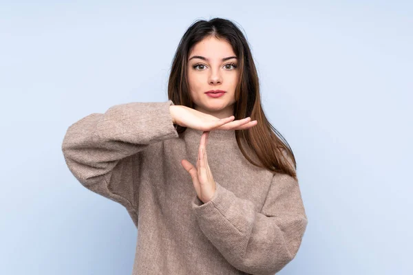 Młoda Brunetka Ubrana Sweter Odizolowanym Niebieskim Tle Robi Sobie Przerwę — Zdjęcie stockowe