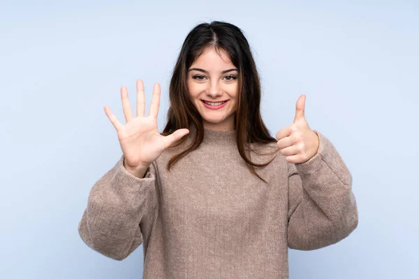 Jonge Brunette Vrouw Het Dragen Van Een Trui Geïsoleerde Blauwe — Stockfoto