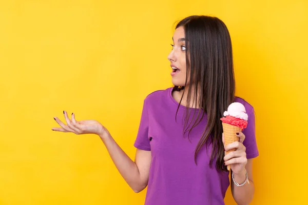 Jovem Morena Com Sorvete Corneto Sobre Fundo Amarelo Isolado Com — Fotografia de Stock