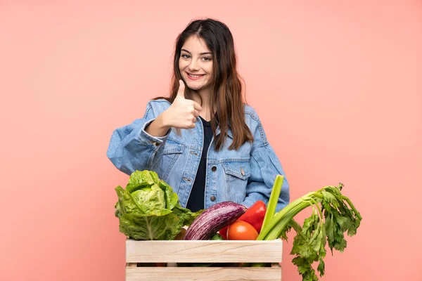 Młoda Rolnik Kobieta Trzyma Koszyk Pełen Świeżych Warzyw Dając Kciuki — Zdjęcie stockowe