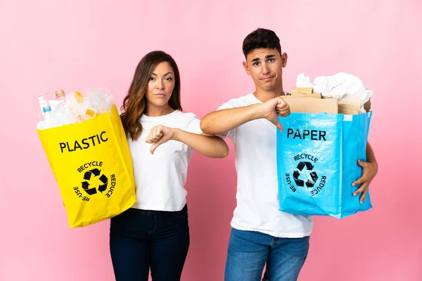 Pembe Arka Planda Izole Edilmiş Plastik Kâğıt Dolu Bir Çanta — Stok fotoğraf