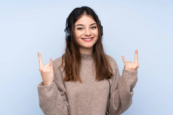 Joven Morena Sobre Fondo Azul Aislado Escuchando Música Haciendo Gestos —  Fotos de Stock