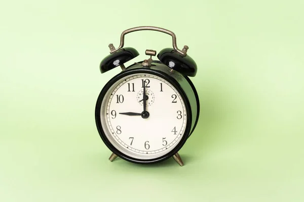 Relógio Alarme Retro Contra Fundo Cor — Fotografia de Stock