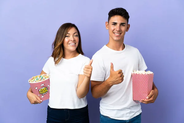 Pár Jíst Popcorn Při Sledování Filmu Izolované Fialovém Pozadí Dává — Stock fotografie