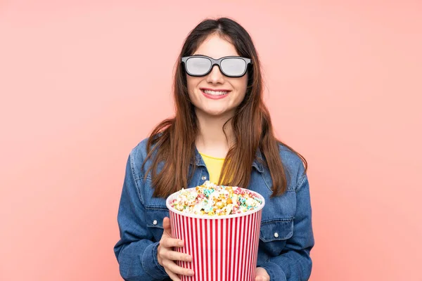 Joven Morena Sobre Fondo Rosa Aislado Con Gafas Sosteniendo Gran — Foto de Stock