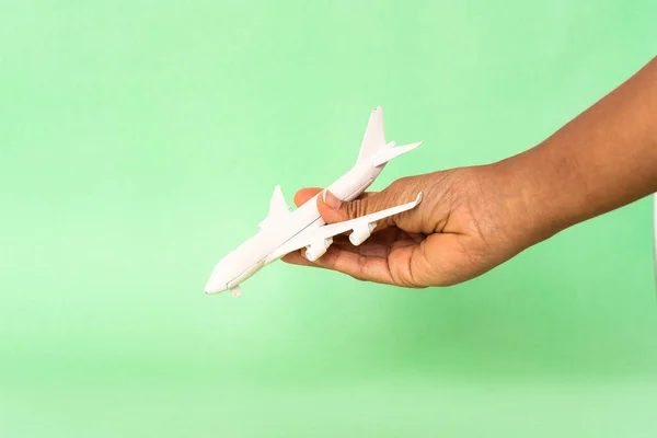 Рука Держит Игрушечный Самолет Цветном Фоне — стоковое фото