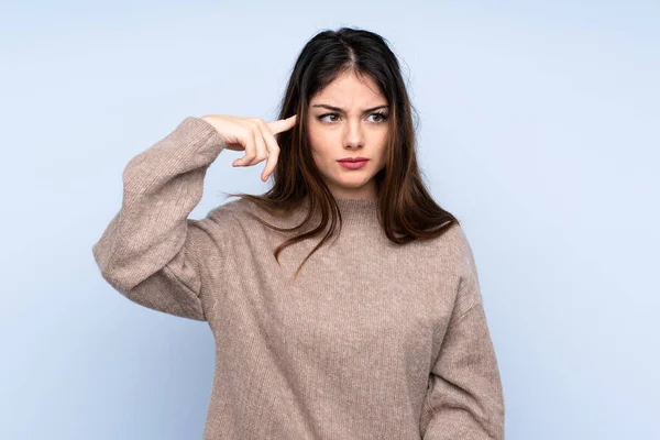 Mladá Brunetka Žena Nosí Svetr Přes Izolované Modré Pozadí Dělat — Stock fotografie