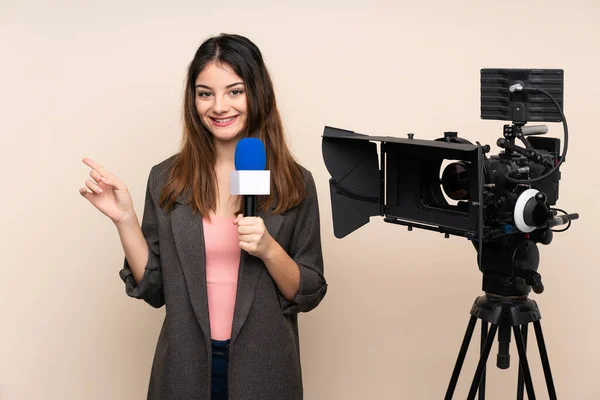 Reporterin Hält Ein Mikrofon Der Hand Und Berichtet Nachrichten Über — Stockfoto