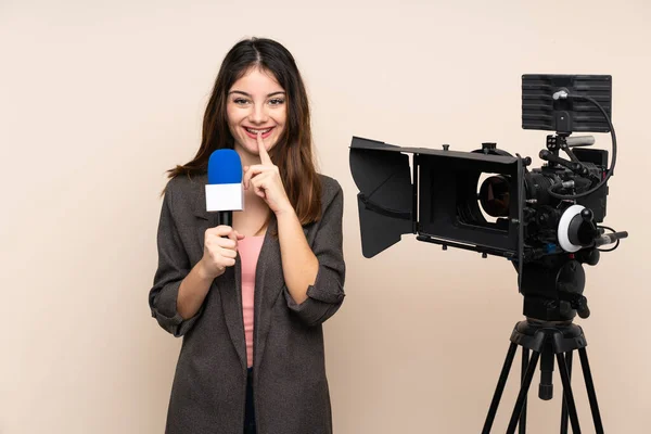 Mulher Repórter Segurando Microfone Relatando Notícias Sobre Fundo Isolado Fazendo — Fotografia de Stock