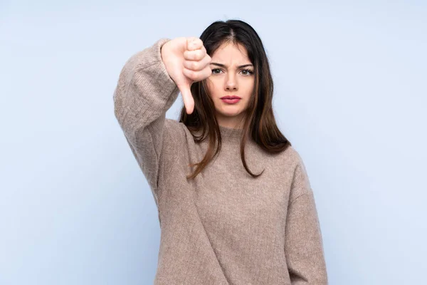 Mujer Morena Joven Con Suéter Sobre Fondo Azul Aislado Mostrando — Foto de Stock