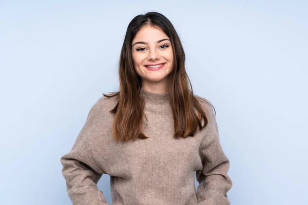 Giovane Donna Bruna Indossa Maglione Isolato Sfondo Blu Ridere — Foto Stock