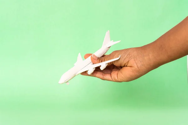 Mano Celebración Juguete Avión Contra Color Fondo — Foto de Stock