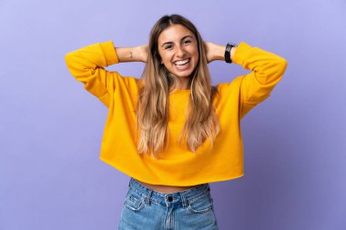 Soyutlanmış mor arka planda gülen genç İspanyol kadın.