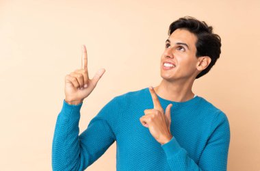 İzole edilmiş arka plandaki adam işaret parmağıyla işaret etmek harika bir fikir.