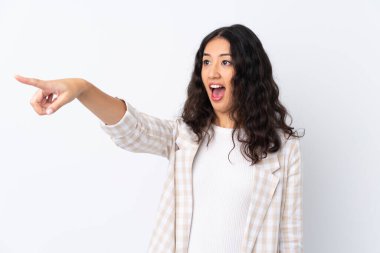 İzole edilmiş beyaz arka planda melez bir kadın.