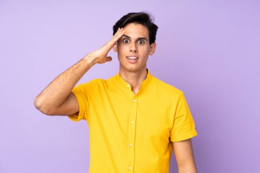 İzole edilmiş mor arka plandaki adam bir şeyi fark etti ve çözüme ulaşmaya çalışıyor.