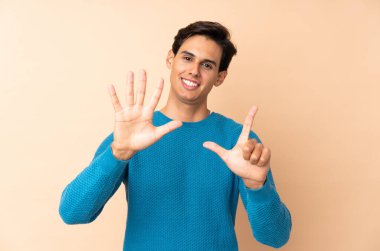 İzole edilmiş arka planda yediyi parmaklarıyla sayan adam