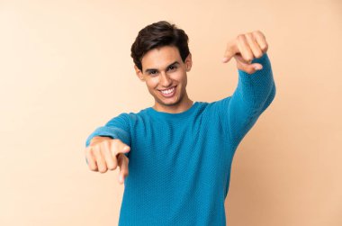 İzole edilmiş arka plandaki adam gülümserken seni işaret ediyor.