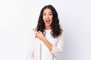 Karmaşık ırk kadınlarının soyutlanmış beyaz arka planı şaşırmış ve işaret ediyor.