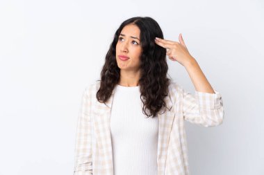 Soyutlanmış beyaz geçmişi olan melez bir kadın intihar jesti yapmada sorun yaşıyor.