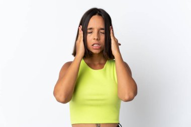 Beyaz arka planda başağrısı olan genç Latin bir kadın.