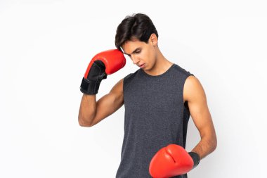 İzole edilmiş beyaz arka planda boks eldivenli bir sporcu.