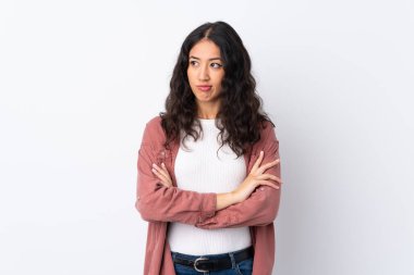 İspanyol Çinli kadın izole edilmiş beyaz arka plan bir fikir düşünüyor.