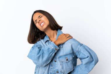 Beyaz arka planda izole edilmiş genç Latin bir kadın omuz ağrısından muzdarip.