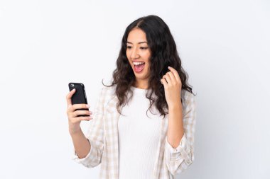 İzole edilmiş beyaz arka planda melez bir kadın selfie çekiyor.