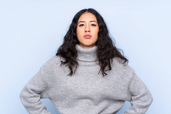 Испанская китаянка на изолированном голубом фоне