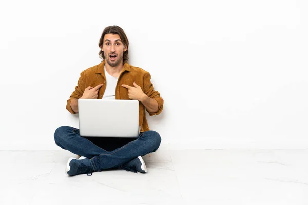 Jovem Com Seu Laptop Sentado Chão Com Expressão Facial Surpresa — Fotografia de Stock