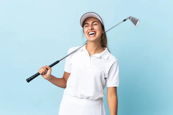 Joven Golfista Hispana Mujer Sobre Aislada Pared Azul Riendo — Foto de Stock