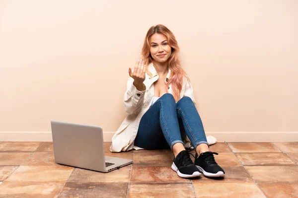 Teenager Woman Laptop Sitting Floor Indoors Inviting Come Hand Happy — Stock Photo, Image