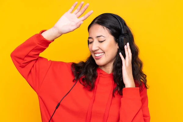 Gemengd Ras Vrouw Dragen Een Rode Sweater Luisteren Muziek Dansen — Stockfoto