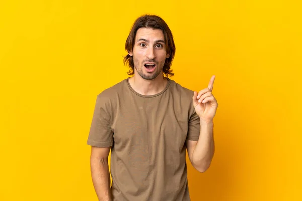 Joven Hombre Guapo Aislado Sobre Fondo Amarillo Con Intención Realizar —  Fotos de Stock