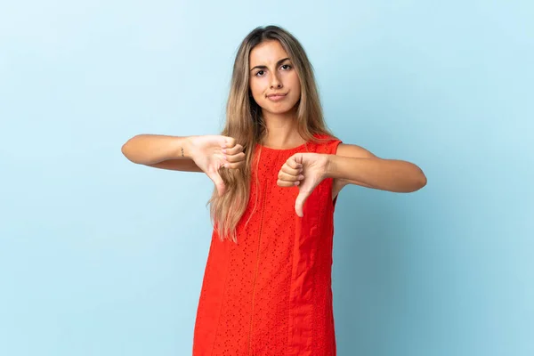 Mujer Hispana Joven Sobre Fondo Azul Aislado Mostrando Pulgar Hacia — Foto de Stock