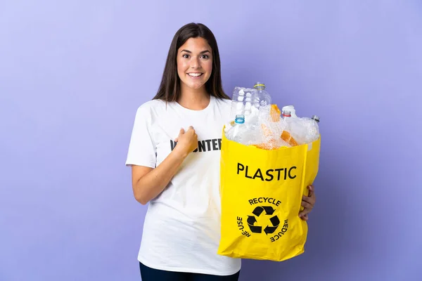Ung Brasiliansk Kvinna Som Håller Påse Full Plastflaskor För Att — Stockfoto