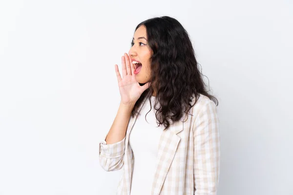 Gemengd Ras Vrouw Geïsoleerde Witte Achtergrond Schreeuwen Met Mond Wijd — Stockfoto