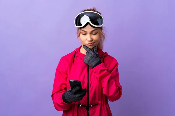 Síléc Tinédzser Lány Snowboard Szemüveg Felett Elszigetelt Lila Háttér Gondolkodás — Stock Fotó