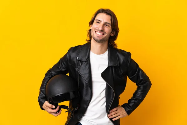 Hombre Con Casco Moto Aislado Sobre Fondo Amarillo Posando Con —  Fotos de Stock