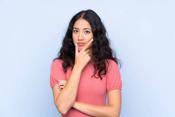 Gemischte Rasse Frau Trägt Einen Pullover Über Isoliertem Blauem Hintergrund — Stockfoto