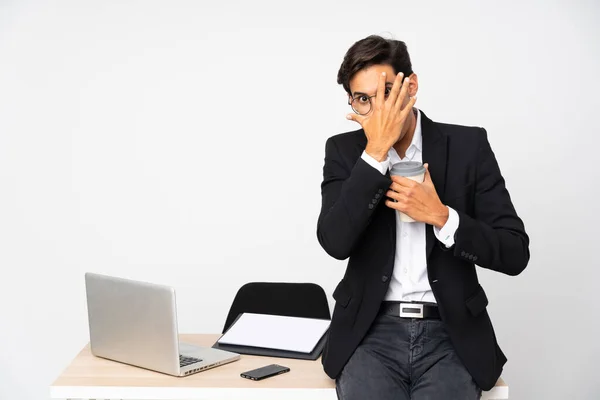 Empresario Oficina Sobre Fondo Blanco Aislado Cubriendo Los Ojos Mirando — Foto de Stock