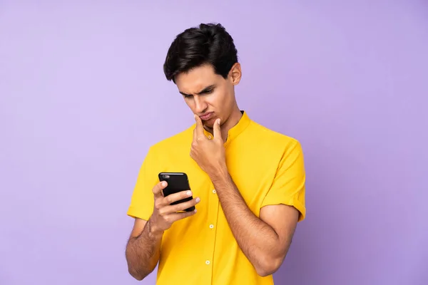 Hombre Sobre Fondo Púrpura Aislado Pensando Enviando Mensaje —  Fotos de Stock