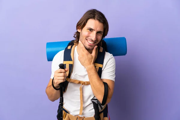 Jovem Montanhista Homem Com Uma Grande Mochila Sobre Fundo Isolado — Fotografia de Stock