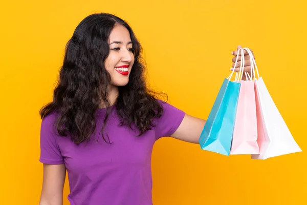 Spanska Kinesiska Kvinna Med Shoppingväska Över Isolerad Bakgrund Med Glada — Stockfoto