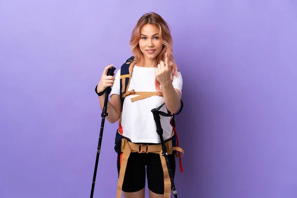 Teenager Mädchen Mit Rucksack Und Trekkingstöcken Über Isoliertem Lila Hintergrund — Stockfoto