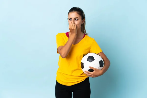 Młoda Latynoska Kobieta Piłkarz Odizolowanym Niebieskim Tle Mając Wątpliwości — Zdjęcie stockowe