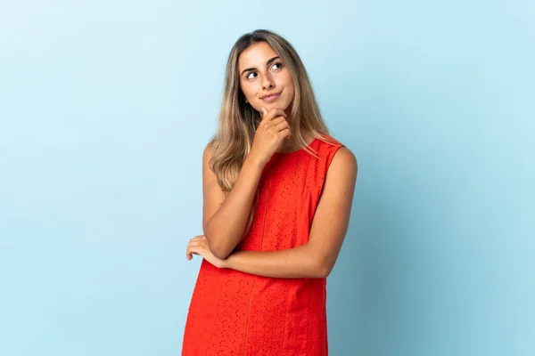 Mulher Hispânica Jovem Sobre Fundo Azul Isolado Olhando Para Cima — Fotografia de Stock